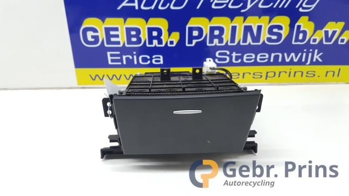 Begagnade Askkopp, fram Kia Cee'd Sporty Wagon (EDF) 1.4 CVVT 16V Pris € 15,00 Marginaltabell erbjuds av Autorec. Gebr. Prins b.v.