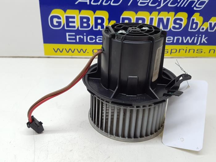 Heating and ventilation fan motor from a Mercedes-Benz C (W204) 2.2 C-220 CDI 16V BlueEFFICIENCY 2012