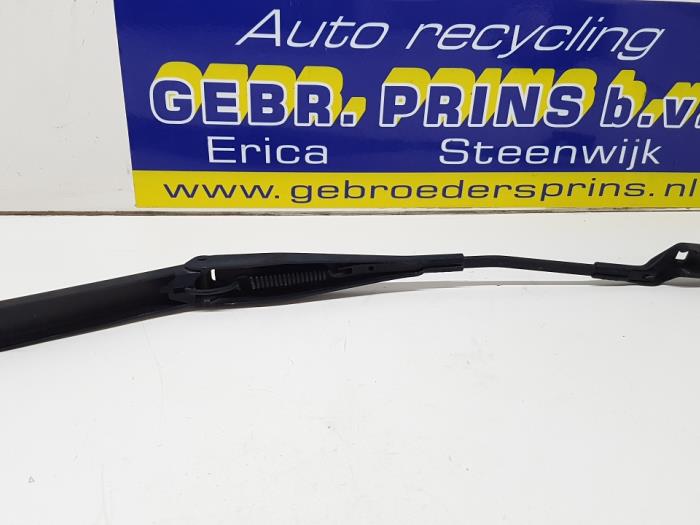 Front wiper arm from a Ford Fiesta 6 (JA8) 1.25 16V 2012