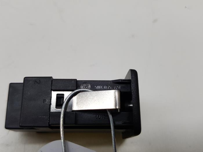 Zlacze AUX/USB z Volkswagen Tiguan (5N1/2) 2.0 TDI 16V 2012