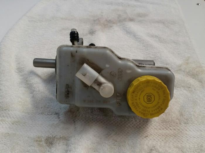 Master cylinder from a Volkswagen Polo V (6R) 1.4 TDI DPF BlueMotion technology 2015