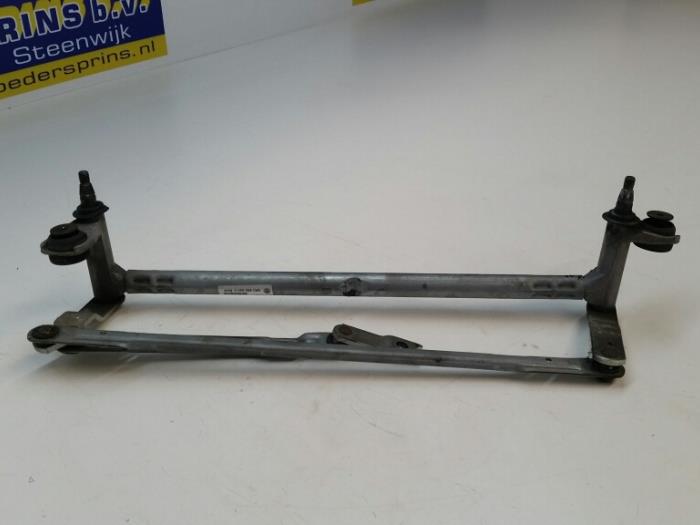 Wiper mechanism from a Volkswagen Polo V (6R) 1.4 TDI DPF BlueMotion technology 2015