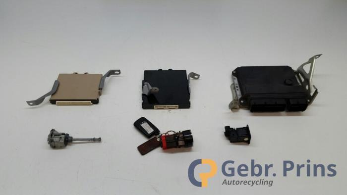 Used Ignition lock + computer Toyota Avensis Wagon (T27) Price € 150,00 Margin scheme offered by Autorec. Gebr. Prins b.v.