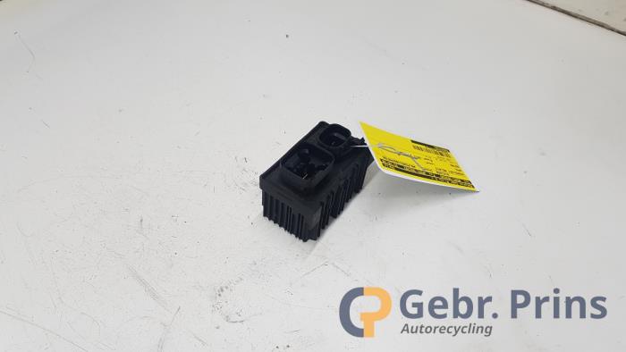 Glow plug relay Opel Astra J Sports Tourer 1.7 CDTi 16V 55557761