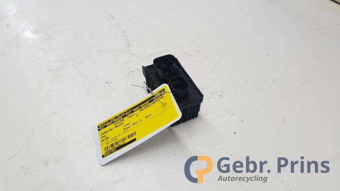Glow plug relay Opel Astra J Sports Tourer 1.7 CDTi 16V 55557761