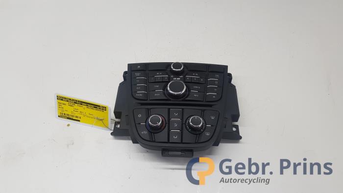 Używane Panel obslugi radia Opel Astra J Sports Tourer (PD8/PE8/PF8) 1.7 CDTi 16V Cena € 75,00 Procedura marży oferowane przez Autorec. Gebr. Prins b.v.