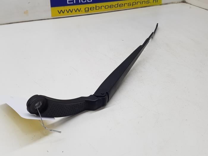 Front wiper arm from a Renault Clio IV Estate/Grandtour (7R) 1.5 Energy dCi 90 FAP 2015