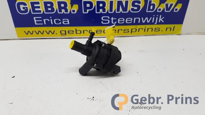 Begagnade Extra vattenpump Mercedes E (W212) E-200 2.0 Turbo 16V Pris € 30,00 Marginaltabell erbjuds av Autorec. Gebr. Prins b.v.