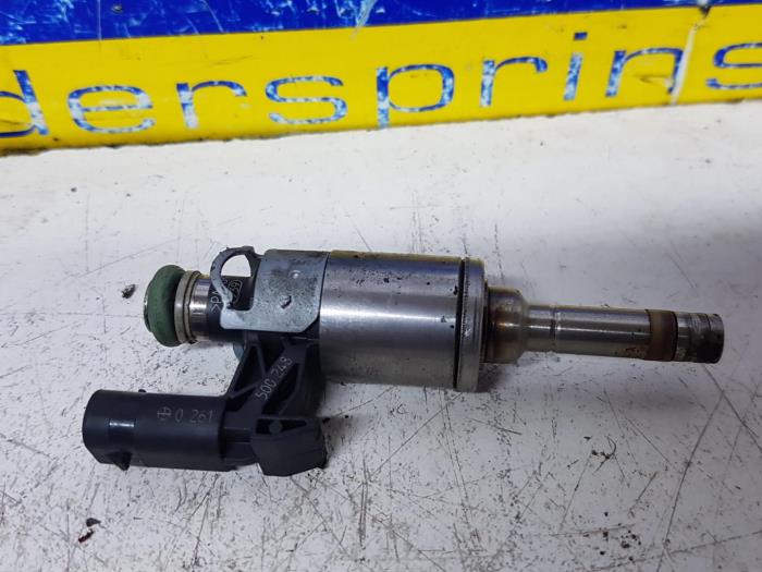 Injektor (Benzineinspritzung) van een Volkswagen Polo V (6R) 1.2 TSI 16V BlueMotion Technology 2015