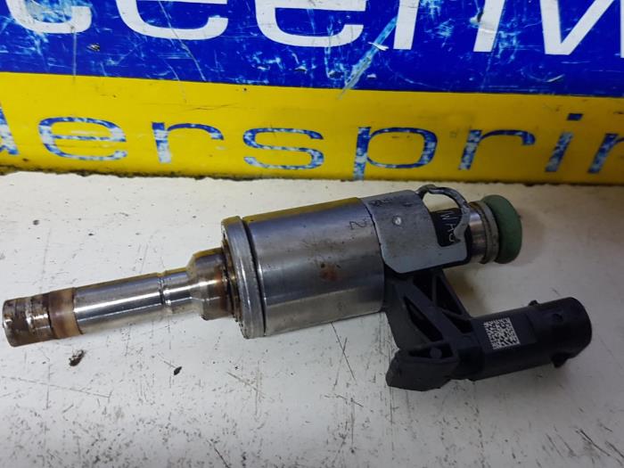 Injector (petrol injection) from a Volkswagen Polo V (6R) 1.2 TSI 16V BlueMotion Technology 2015