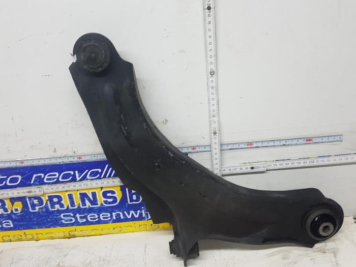 Front lower wishbone, left from a Renault Clio IV (5R) 0.9 Energy TCE 90 12V 2013