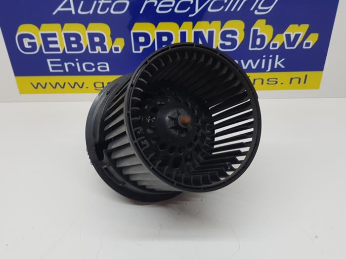 Heating and ventilation fan motor from a Renault Clio IV (5R) 0.9 Energy TCE 90 12V 2013