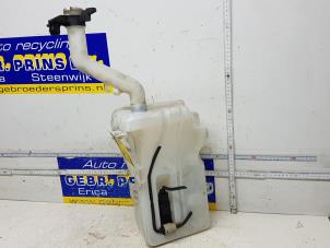 Usagé Réservoir lave-glace avant Mitsubishi Colt (Z2/Z3) 1.1 12V Prix € 22,00 Règlement à la marge proposé par Autorec. Gebr. Prins b.v.