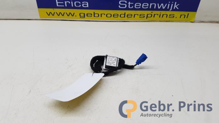 Używane Antena GPS Renault Twingo III (AH) 1.0 SCe 70 12V Cena € 20,00 Procedura marży oferowane przez Autorec. Gebr. Prins b.v.