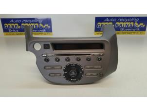 Używane Radioodtwarzacz CD Honda Jazz (GE6/GE8/GG/GP) 1.4 VTEC 16V Cena € 75,00 Procedura marży oferowane przez Autorec. Gebr. Prins b.v.