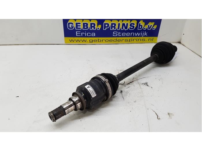 Front drive shaft, left from a Toyota Yaris (P1) 1.0 16V VVT-i 2003