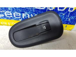 Used Electric window switch Renault Master IV (MA/MB/MC/MD/MH/MF/MG/MH) 2.3 dCi 16V Price € 10,00 Margin scheme offered by Autorec. Gebr. Prins b.v.