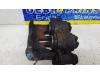 Front brake calliper, left from a Renault Master IV (MA/MB/MC/MD/MH/MF/MG/MH), 2010 2.3 dCi 16V, Delivery, Diesel, 2.298cc, 92kW (125pk), FWD, M9TB6, 2010-02, MAF1D; MAF2D; MAF3D; MAF4D; MAF5D; MAFCD; MAFED; MAFF; MFFCD; MFFED; MFFFD; MFFE 2011