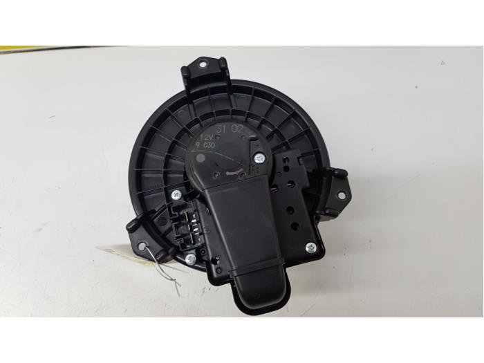 Heating and ventilation fan motor from a Toyota Yaris III (P13) 1.5 16V Hybrid 2020