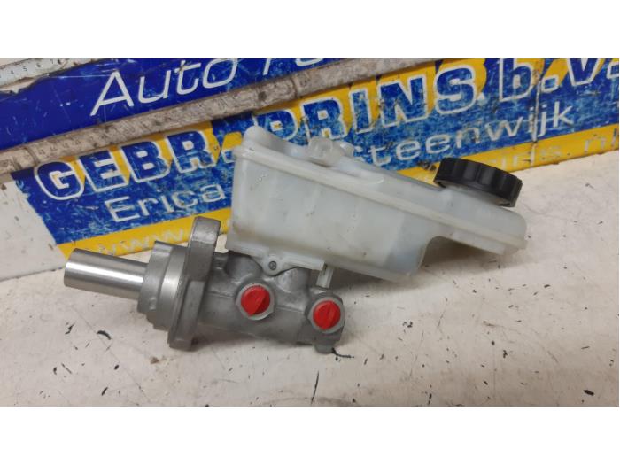 Master cylinder from a Renault Kangoo Express (FW) 1.5 dCi 75 FAP 2015