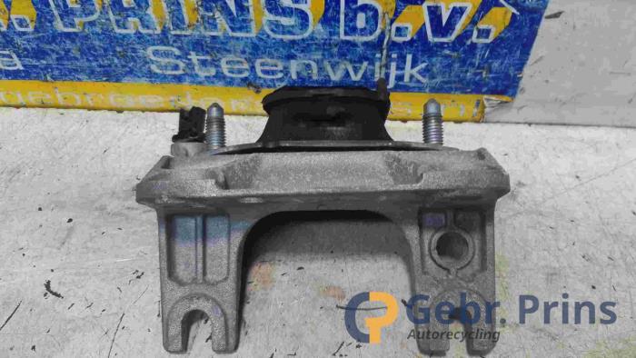 Used Engine mount Renault Twingo III (AH) 1.0 SCe 70 12V Price € 25,00 Margin scheme offered by Autorec. Gebr. Prins b.v.