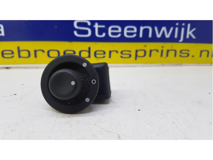Mirror switch from a Renault Twingo II (CN) 1.2 16V 2011