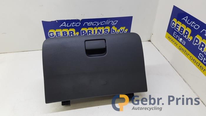 Begagnade Handskfack Suzuki Celerio (LF) 1.0 12V Dualjet Pris € 30,00 Marginaltabell erbjuds av Autorec. Gebr. Prins b.v.
