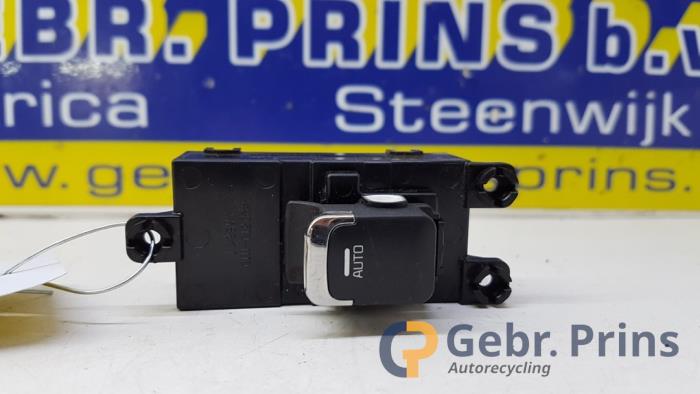 Usados Interruptor de ventanilla eléctrica Kia Cee'd Sportswagon (JDC5) 1.6 CRDi 16V VGT Precio € 15,00 Norma de margen ofrecido por Autorec. Gebr. Prins b.v.