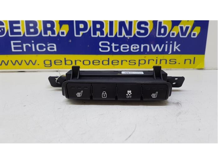 Electric seat switch from a Kia Cee'd Sportswagon (JDC5) 1.6 CRDi 16V VGT 2016