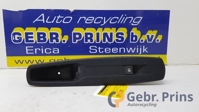 Usados Interruptor de ventanilla eléctrica Renault Megane III Grandtour (KZ) Precio € 10,00 Norma de margen ofrecido por Autorec. Gebr. Prins b.v.