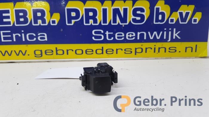 Usados Interruptor de ventanilla eléctrica Mitsubishi Space Star (A0) 1.0 12V Precio € 5,00 Norma de margen ofrecido por Autorec. Gebr. Prins b.v.