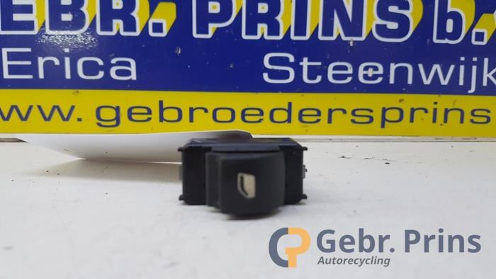 Usados Interruptor de ventanilla eléctrica Peugeot Partner (GC/GF/GG/GJ/GK) 1.6 HDI 75 Phase 1 Precio € 12,10 IVA incluido ofrecido por Autorec. Gebr. Prins b.v.