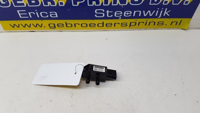 Vacuum valve from a Volkswagen Caddy IV 2.0 TDI 75 2016
