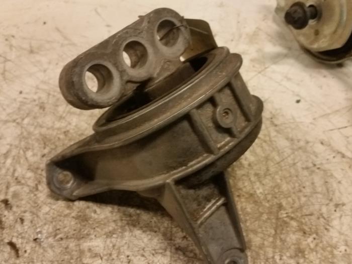 Engine mount from a Opel Zafira (F75) 2.0 DTI 16V 2004