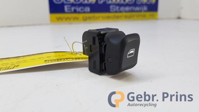 Usados Interruptor de ventanilla eléctrica Audi A3 Sportback (8VA/8VF) 1.2 TFSI 16V Precio € 10,00 Norma de margen ofrecido por Autorec. Gebr. Prins b.v.