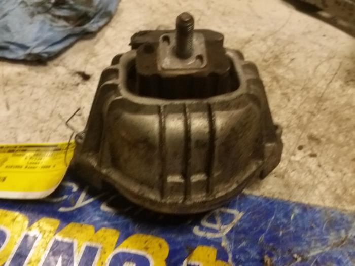 Engine mount from a BMW 3 serie (E90) 318d 16V 2006
