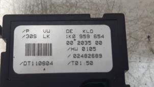 Używane Czujnik skretu kierownicy Volkswagen Golf V (1K1) 1.9 TDI Cena € 10,00 Procedura marży oferowane przez Autorec. Gebr. Prins b.v.