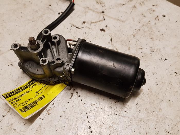 Front wiper motor from a Mercedes-Benz Vito (638.1/2) 2.2 CDI 112 16V 2003