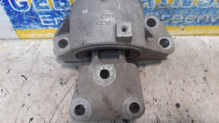 Engine mount from a Citroën Nemo (AA) 1.3 HDi 75 2013