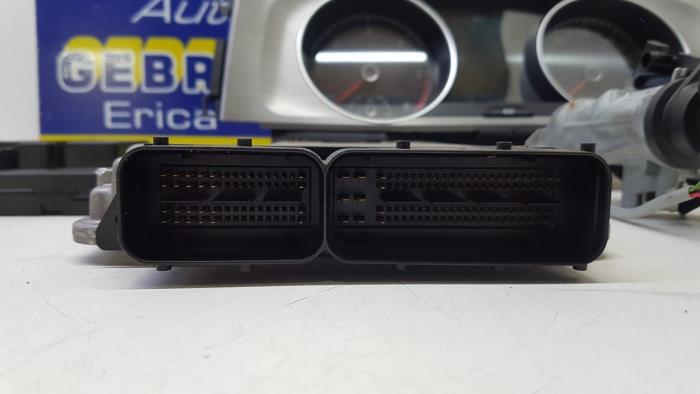 Cerradura de contacto y ordenador de un Volkswagen Golf VII (AUA) 1.6 TDI BlueMotion 16V 2014