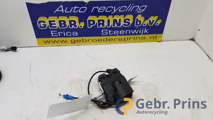 Begagnade Baksäteslås Mercedes A Limousine (177.1) 1.3 A-180 Turbo Pris € 20,00 Marginaltabell erbjuds av Autorec. Gebr. Prins b.v.