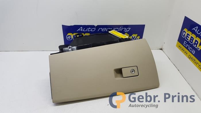 Begagnade Handskfack Volvo V70 (BW) 2.4 D 20V Pris € 35,00 Marginaltabell erbjuds av Autorec. Gebr. Prins b.v.