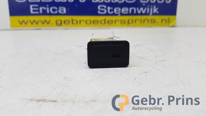 Używane Wtyczka USB Mercedes B (W247) 1.3 B-180 Turbo 16V Cena € 30,00 Procedura marży oferowane przez Autorec. Gebr. Prins b.v.