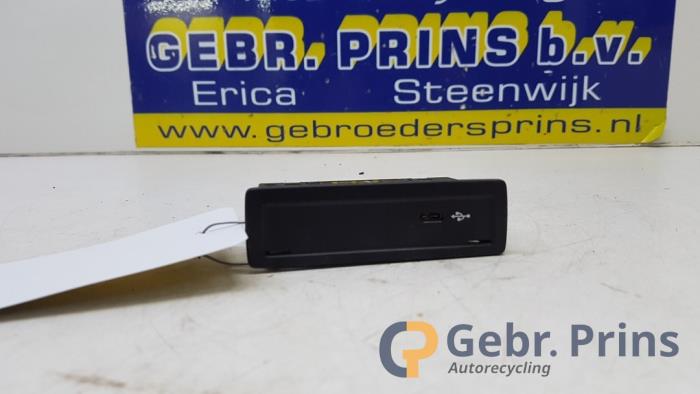 Gebrauchte Modul USB Mercedes B (W247) 1.3 B-180 Turbo 16V Preis € 30,00 Margenregelung angeboten von Autorec. Gebr. Prins b.v.