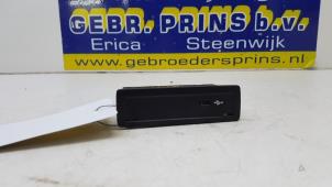 Używane Modul USB Mercedes B (W247) 1.3 B-180 Turbo 16V Cena € 30,00 Procedura marży oferowane przez Autorec. Gebr. Prins b.v.