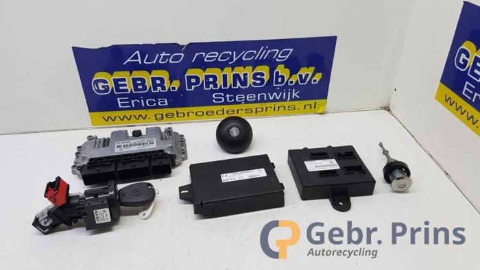 Used Ignition lock + computer Renault Twingo III (AH) 1.0 SCe 70 12V Price € 125,00 Margin scheme offered by Autorec. Gebr. Prins b.v.