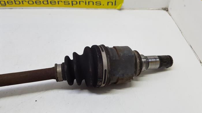 Front drive shaft, left from a Toyota Yaris II (P9) 1.0 12V VVT-i 2007