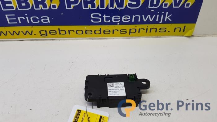 Używane Antena Tesla Model 3 Long Range 72kWh Cena € 100,00 Procedura marży oferowane przez Autorec. Gebr. Prins b.v.