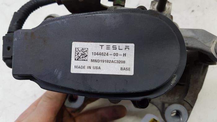 Etrier de frein (pince) arrière droit d'un Tesla Model 3 Long Range 72kWh 2019