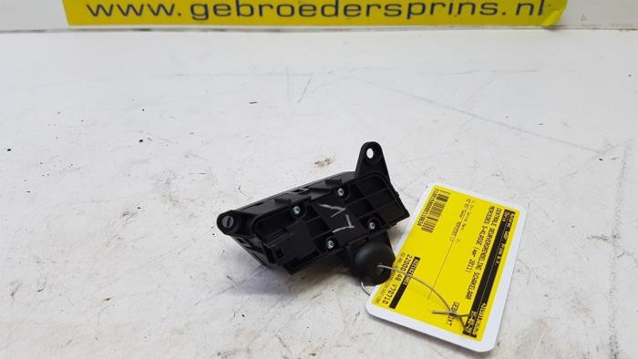 Central locking switch from a Mercedes-Benz S (W221) 3.0 S-350 BlueTec 24V 2011